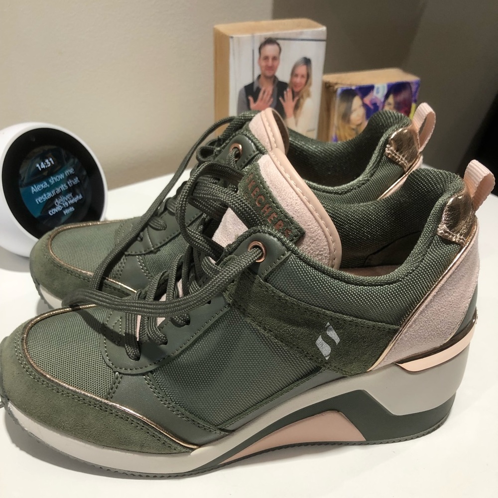Skechers high sneakers, brand new💚